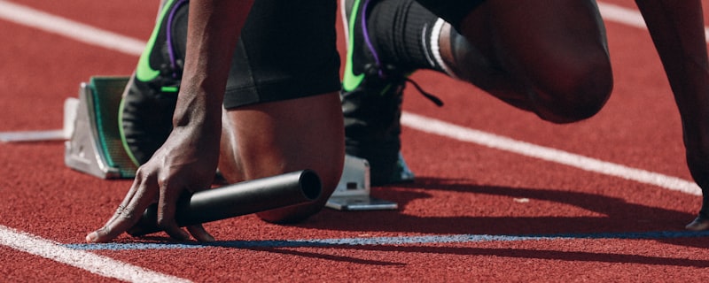 欧洲冠军联赛决赛精彩瞬间 - 球员在绿茵场上激烈拼抢足球