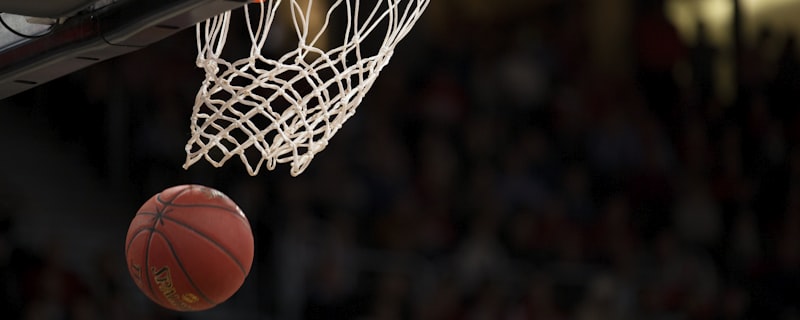 NBA总决赛第七场激战画面 - 篮球运动员高高跃起准备扣篮