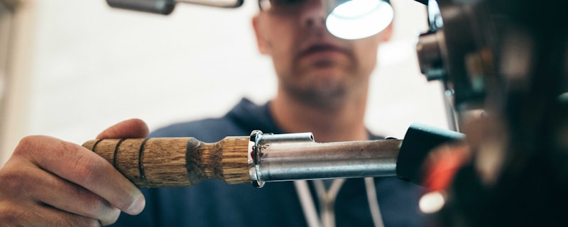 温布尔登网球公开赛男子单打决赛 - 选手在草地上奋力挥拍击球